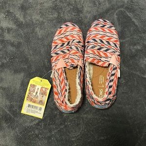 Fuzzy lined Toms size 6